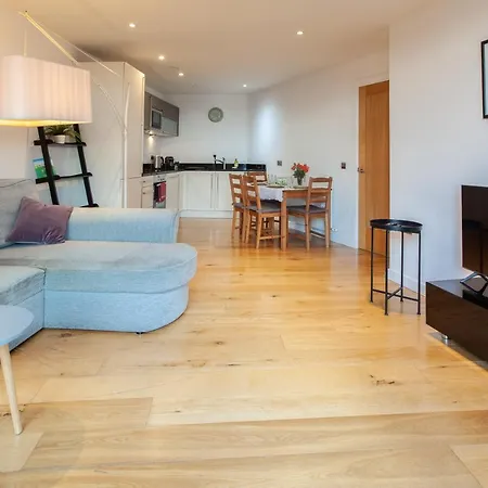 Gorgeous 2br With Views *