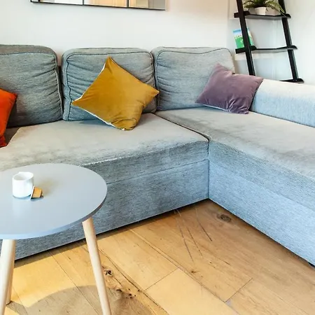 Gorgeous 2br With Views *