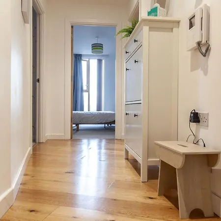 Gorgeous 2br With Views * ليدز