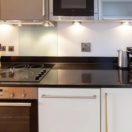 Gorgeous 2br With Views * ليدز