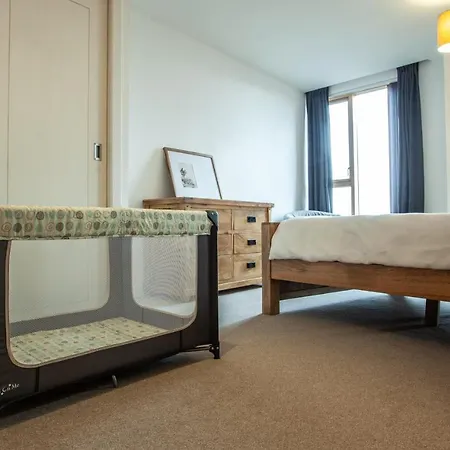 Gorgeous 2br With Views ليدز
