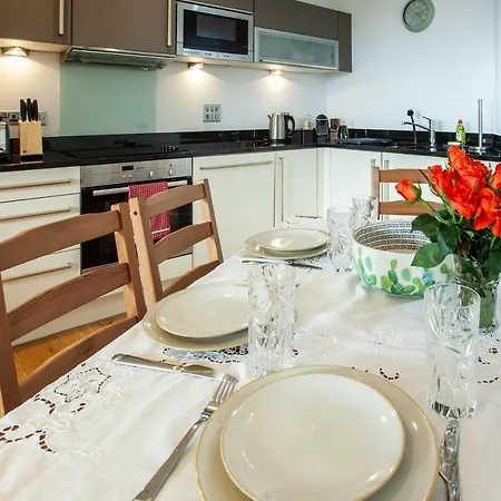 Gorgeous 2br With Views شقة